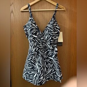 NWT Gottex Monochrome Abstract Women’s One Piece Flattering Swimsuit